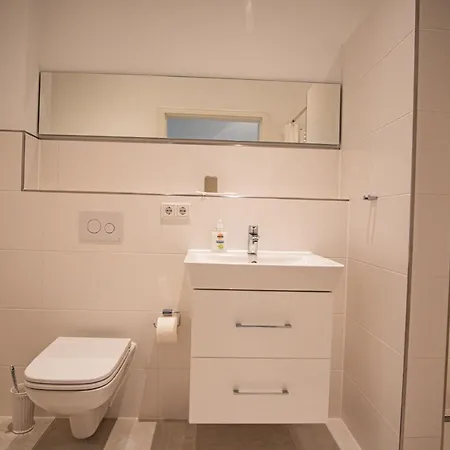 Landgut Hostemost Hotell *